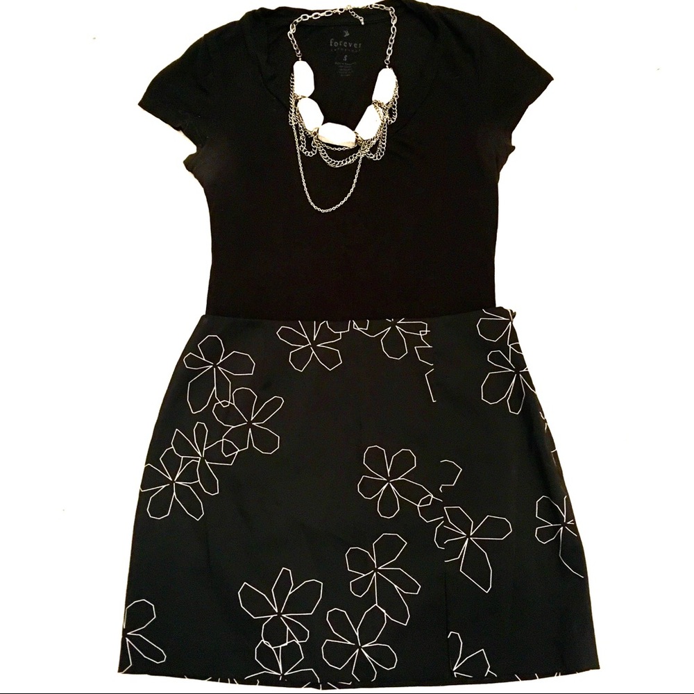 **GRAPHIC MINI SKIRT**